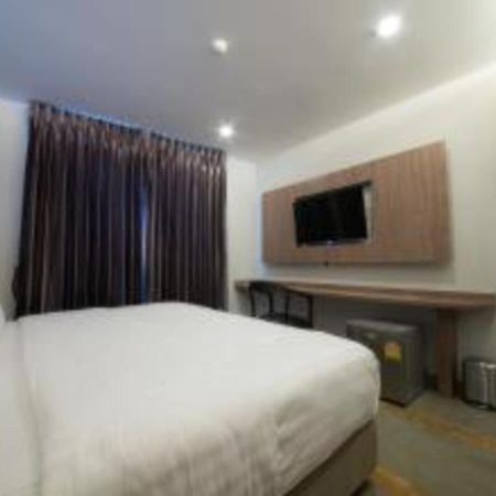 V20 Boutique Jacuzzi Hotel - Sha Extra Plus Bangkok Exterior photo