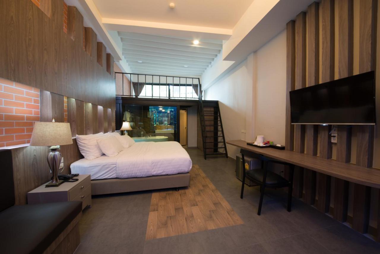 V20 Boutique Jacuzzi Hotel Bangkok Exterior photo